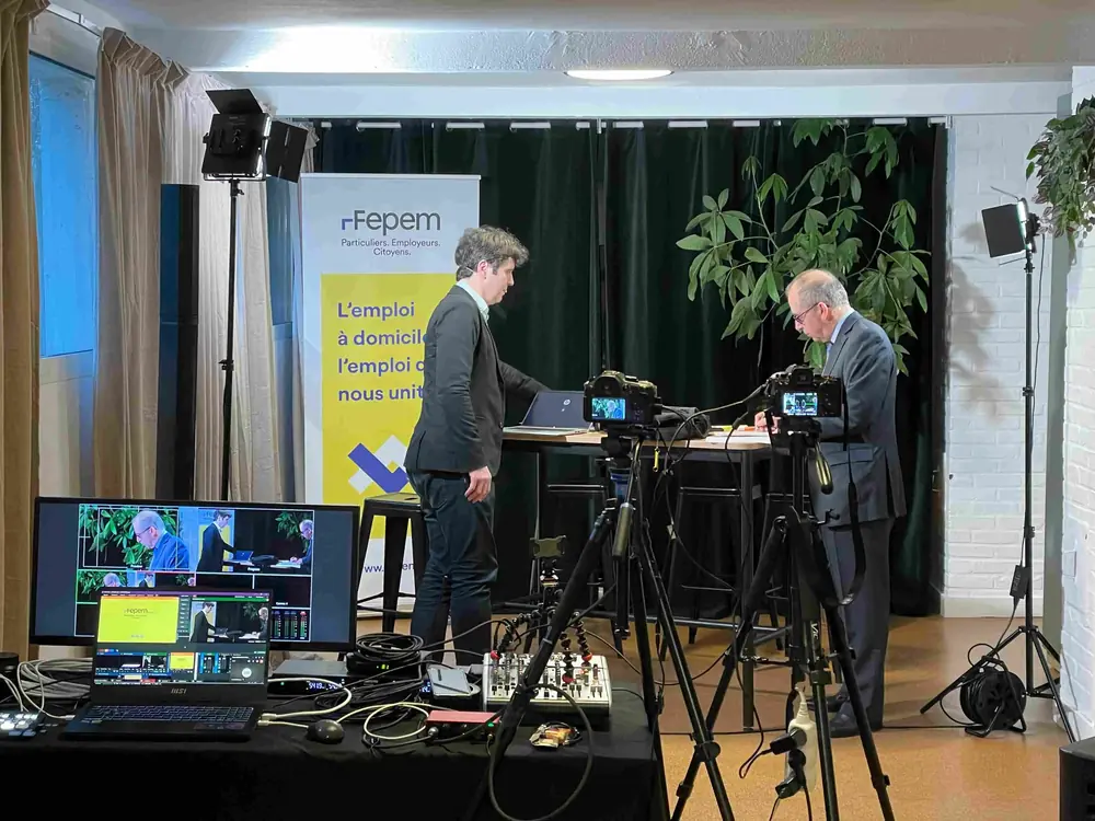 Équipe en costume devant caméras